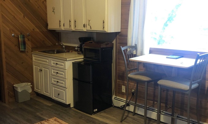 Beaver Mines Cabina | Cozy cabins that sleep 6 w/ hot tub close to Castle Mountain!