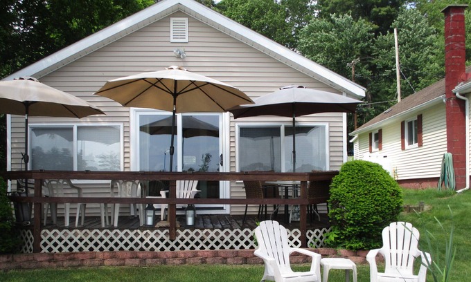 Queensbury Cabina | Cozy Camp on the Lake! Lake Sunnyside in the Adirondacks.