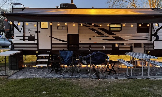 Seneca Alquiler De RV | Cozy camper in Clemson Hills. 5 minutes from Clemson University. Pet friendly!