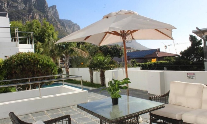 Camps Bay Chalet De Esquí | Acogedora casa en Camps Bay con vistas a la montaña y al mar