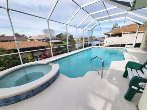 Palm Harbor Casa | Cozy Canal home