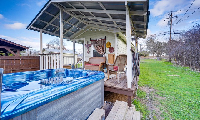 Canyon Lake Cabaña | Cozy Canyon Lake Cottage Rental w/ Private Hot Tub
