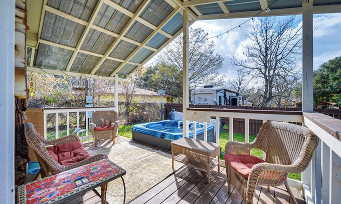Canyon Lake Cabaña | Cozy Canyon Lake Cottage Rental w/ Private Hot Tub