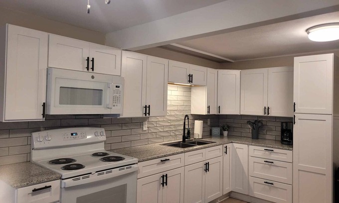 Lindbergh Lawns Casa | Cozy Cape convenient to Fairgrounds, Downtown,Hospitals,Amphitheater & much more