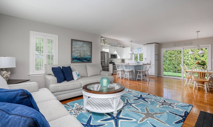 Osterville Casa | Cozy Cape-style home in private neighborhood