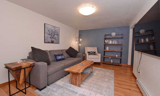 Huffman - O' Malley Cabina | Cozy Caribou Corner in peaceful wooded area, close to airport, trails, Sleeps 7!