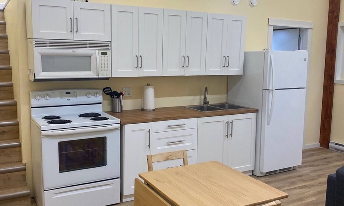 Smithers Cabaña | Cozy Carriage Home with Hot Tub. Pet-Friendly!