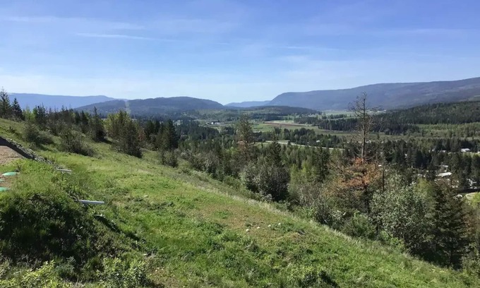 British Columbia Interior Apartamento | Cozy carriage house apartment with gorgeous Mount Ida views.