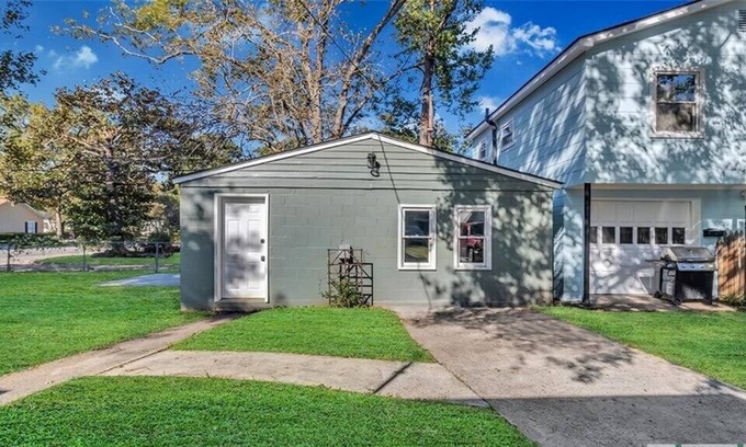 Midtown Cabaña | Cozy Carriage House
