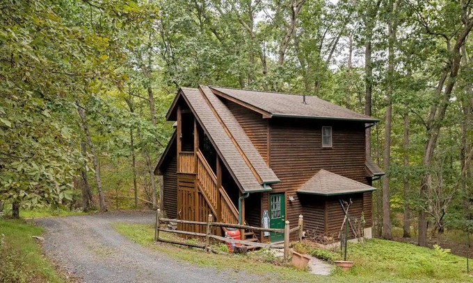 East Stroudsburg Cabina | Cozy carriage house - private home near skiing