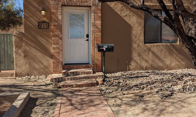 Sam Hughes Casa | Cozy Casita, 1BR, Parking, AC, All new remodel, 3 short blocks to UA