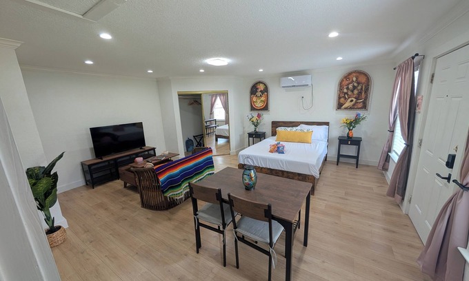 Midtown Apartamento | Cozy Casita in charming San Antonio Close to Downtown & Pearl