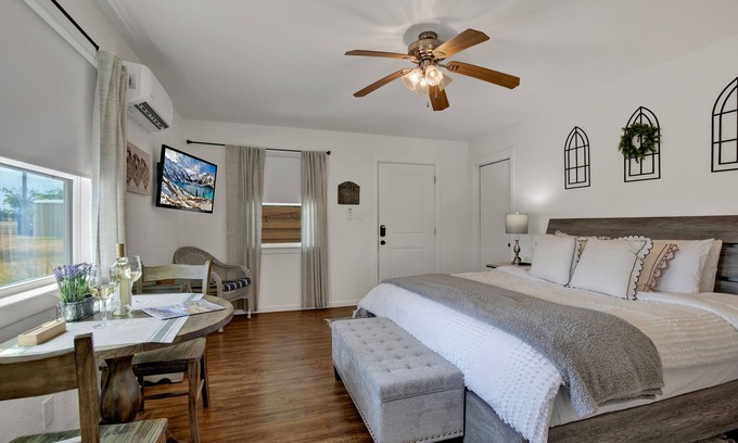 Stonewall Casa | Cozy Casita! In Texas’ Famous 290 Winery Corridor!