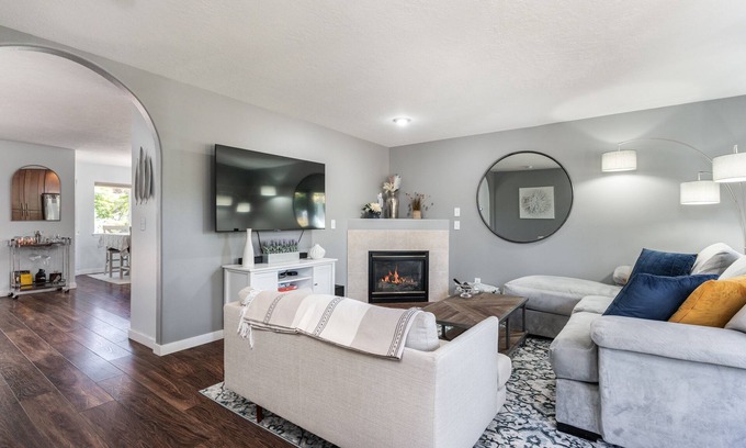 St. Johns Casa | Cozy Cathedral Park Home - 2bed/2.5 Ba. + Office