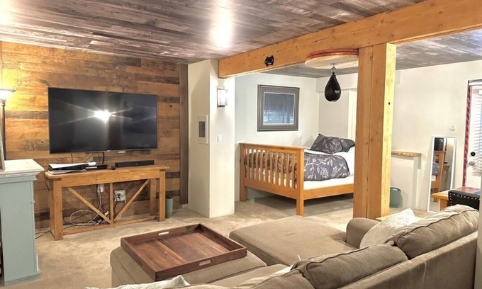 Colwood Casa | Cozy Cave Retreat. Pet Friendly.