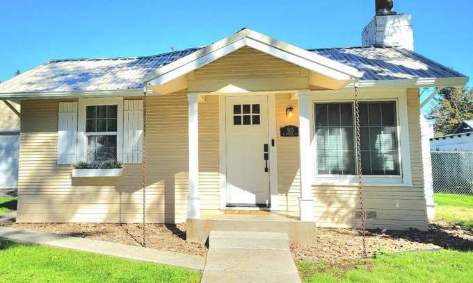 Coeur d'Alene Cabaña | Cozy CdA Cottage with hot tub! Walk to downtown and lake.