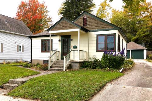 Cedarburg Casa | Cozy Cedarburg House - Walk to Historic Downtown!