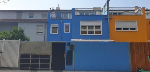 Milbertshofen Apartamento | Cozy central APARTMENT Leopoldstrasse -3,5 rooms with sauna and garden