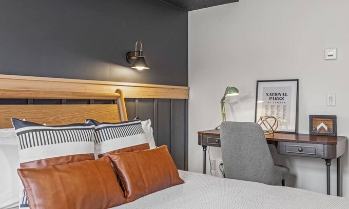 Canmore Apartamento | Cozy Central Canmore- Light Industrial Hotel Room- very cool and comfortable ground-level room for 2, central, quick access to Banff