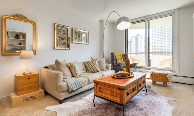 Sunnyside Condominio | Cozy Central City Condo with On-Site Gym!
