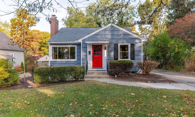 Clintonville Casa | Cozy Central Clintonville Abode! Close to OSU, Riverside, and the city buzz!