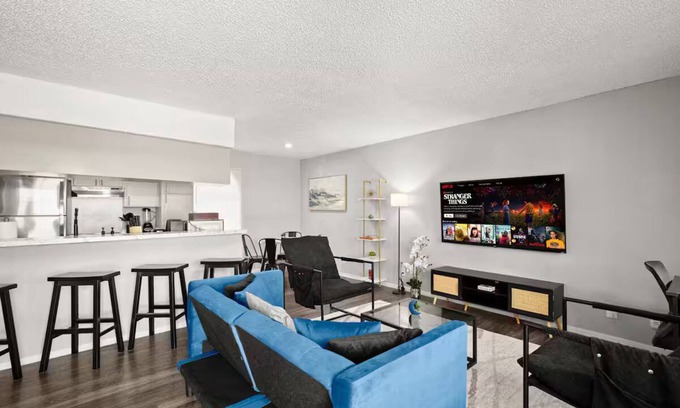 North University Apartamento | Cozy & Central ~ UT/Moody ~ Pool ~ Parking ~ WiFi
