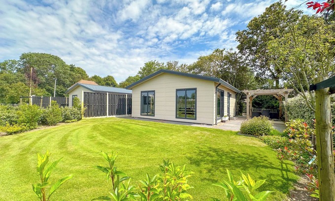 Heiloo Chalet De Esquí | Cozy chalet at a quiet location, 7 km from the beach