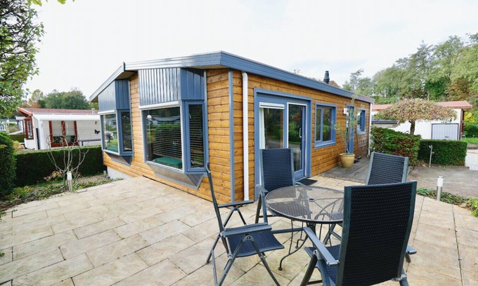 Municipality of Barneveld Cabina | Cozy Chalet at Holiday Park De IJsvogel: Relaxation in the Veluwe Nature