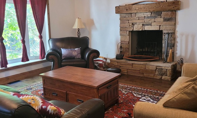 The Blue Mountains Chalet De Esquí | Cozy Chalet at the Blue Mountains with Fire Place and Saltwater Hot Tub