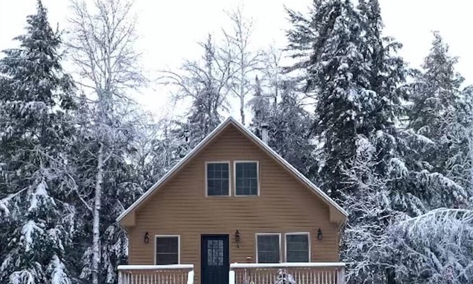 Bethel Chalet De Esquí | Cozy Chalet Getaway. Enjoy comfort & privacy of entire home, minutes from town.