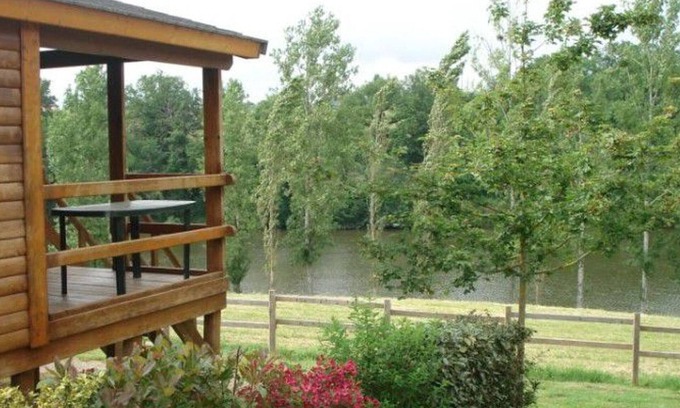 Naucelle Chalet De Esquí | Chalet acogedor - Vista al estanque con terraza