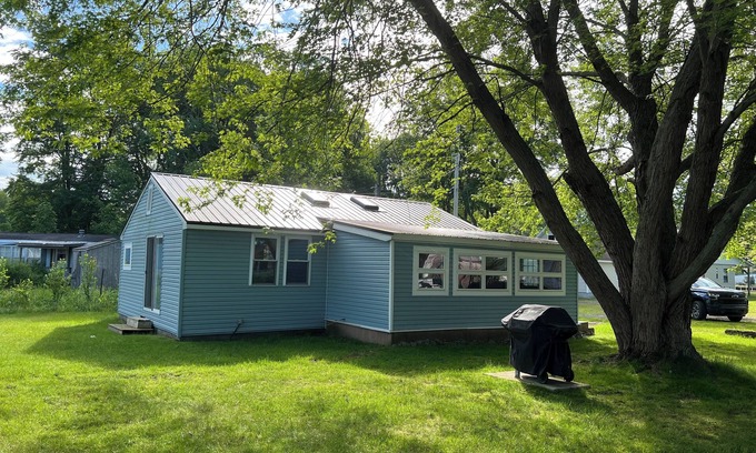 Sandy Creek Cabaña | Cozy channel cottage with dock and access to North Sandy Pond.