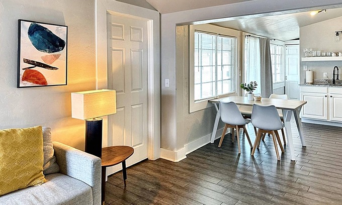 Midwest City Apartamento | Cozy Charm Studio W 2BR I Fully Furnished