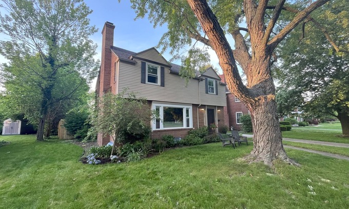 Northeast South Bend Casa | Cozy charmer walking distance to ND! Plenty of driveway and street parking.