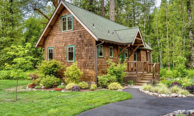 McKenzie Bridge Cabina | Cozy, charming McKenzie River front 2-bedroom cabin in McKenzie Bridge,