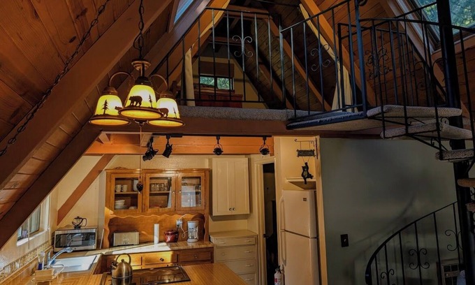 Glencoe Cabina | Cozy & Charming Sierra Nevada mts cabin 40 minutes from Kirkwood Ski resort.