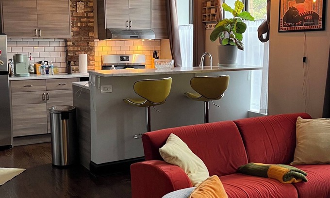 Pilsen Apartamento | Cozy & Chic 2BR Loft on 18th St in Chicago