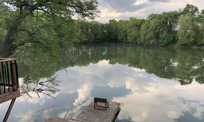 Independence Casa | Cozy Chic Cabin on Private 10-acre Lake.