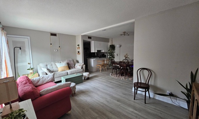 Wade Hampton Condominio | Cozy Chic Condo - perfect for digital nomads, travel nurses, interns
