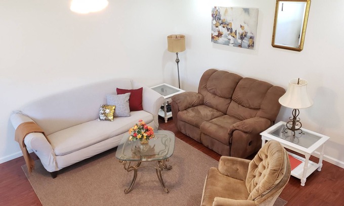 Daphne Casa | Cozy Chic Cottage w/ ♔King+♕Q Bed✓Free WiFi✓Parking