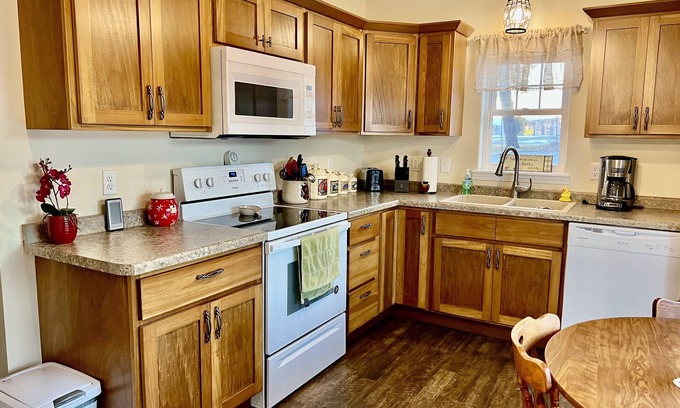 Marshfield Casa | Cozy Chic Farmhouse for Traveling Professionals