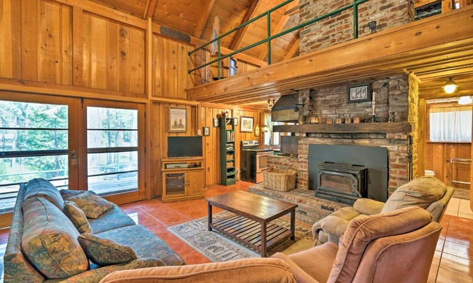West Village Casa | Cozy Choice Wood Cabin- 5 Minutes from Shaver Lake