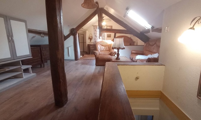 Villiers-sur-Seine Apartamento | Cozy churchfront studio with AC and WiFi in accessible Villiers-sur-Seine