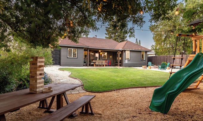 Citrus Heights Casa | Cozy City Cabin w/King Bed/Fire Pit/Foosball/ Arcades/Playground and Nice Yard