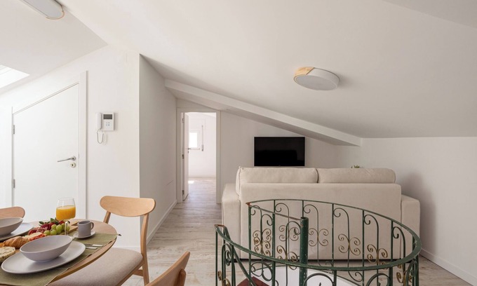 Seixal Apartamento | Cozy City Loft with Natural Light