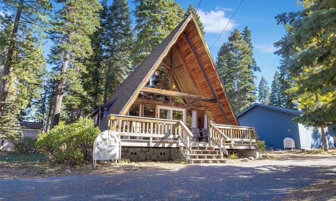 Tahoe City Cabina | Cozy Classic A-Frame Cabin - 3 BR 1.5 Bath + Loft