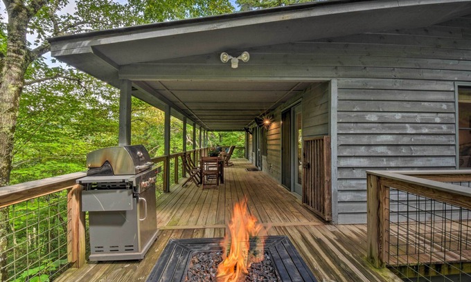 Clayton Cabina | Cozy Clayton Cabin w/ Deck & Mountain Views!