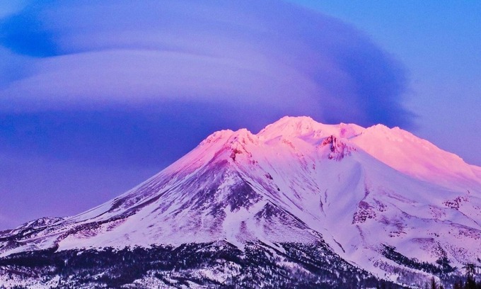 Mount Shasta Cabaña | monte Shasta Views! Cabaña actualizada de los años 40, cerca de senderos naturales y 2 parques.