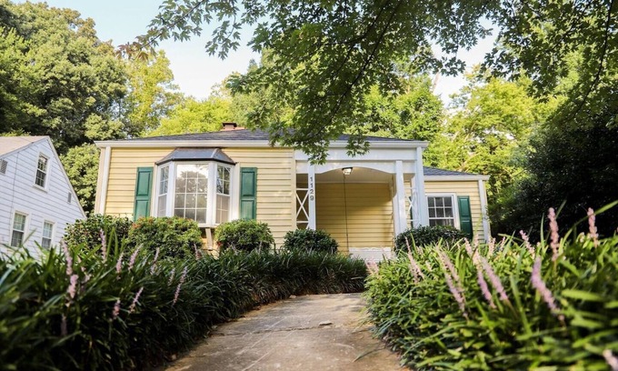 Winston - Salem Cabaña | Cozy & Clean Home In Ardmore - The Yellow Cottage