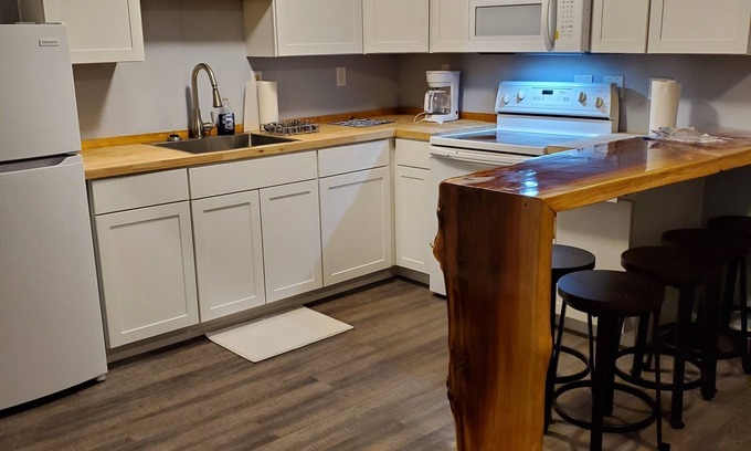 Ketchikan Apartamento | Cozy, clean, lodging located a few minutes walk from Knudson Cove Marina.